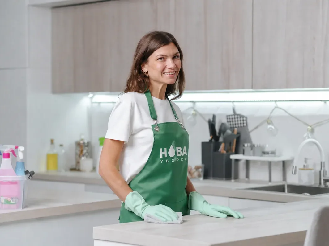 Срочная уборка квартиры в Череповце — клинер НОВА за работой